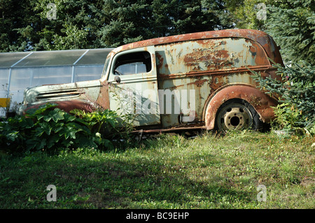 Vecchio abbandonato Ford van, Alaska, STATI UNITI D'AMERICA Foto Stock