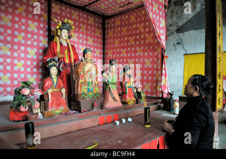 Donna che prega prima di alterare Fuli villaggio nei pressi di Yangshuo Guangxi Cina Foto Stock