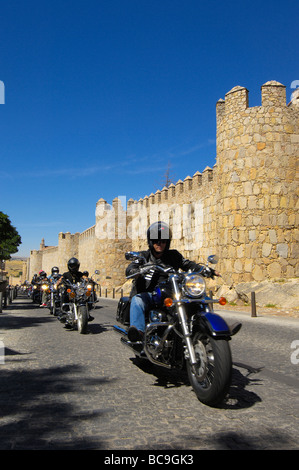 Il gruppo di pilotaggio Motocyclist lungo avila s pareti Avila Castilla Leon Spagna Foto Stock