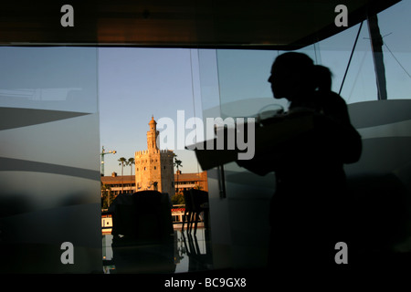 Una vista da un ristorante di arabi Torre del Oro in inglese Golden tower oltre il fiume Guadalquivir al quartiere di Triana a Siviglia Foto Stock