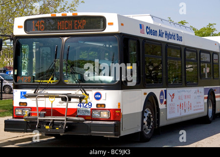 Diesel ibrido elettrico pubblico bus della città in Chicago Illinois USA Foto Stock