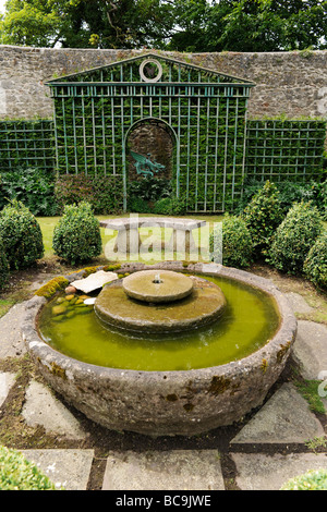 Trellis con siepi in box e funzione di acqua in un giardino inglese nel Somerset, Regno Unito Foto Stock