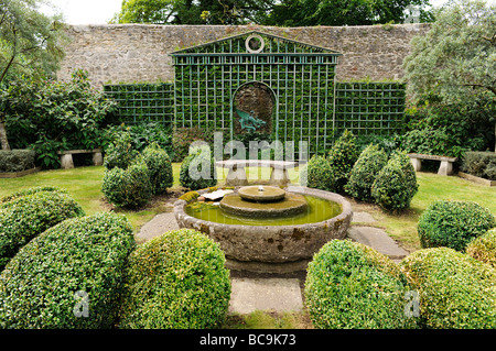 Trellis con siepi in box e funzione di acqua in un giardino inglese nel Somerset, Regno Unito Foto Stock