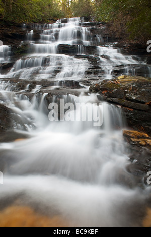 Cascate minnehaha sono sul ramo cade tra le sue sorgenti su terreni sassosi e di montagna dove si svuota nel lago rabun. Essi sono circa 100 m. alto, e probabilmente la più bella cascata in North Georgia. Essa è facilmente accessibile off bear gap road vicino al lago rabun nella città di lakemont. Una delle caratteristiche più interessanti di minnehaha è il letto di quarzo ai piedi delle cascate. Foto Stock