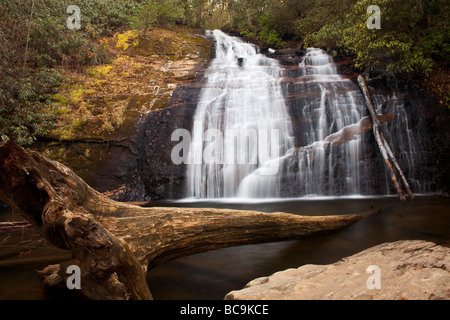 Helton Creek Falls si trova in Union County, GA off di Helton Creek Road. La strada stessa è piuttosto grezzo da qualsiasi direzione ma la passeggiata alle cascate è molto breve. La Upper Falls, qui illustrato, sono circa 50 ft. ALTA e sono molto ripide slitta con una grande piscina a tuffo nella parte inferiore. Foto Stock