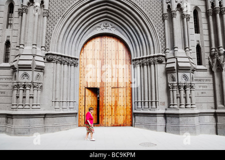 Donna spagnola a piedi passato aperto porta della chiesa in Arucas su Gran Canaria nelle isole Canarie Foto Stock