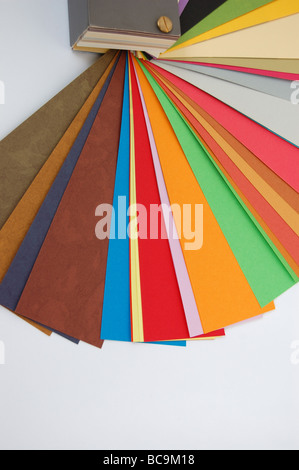 Il colore della carta sullo sfondo di guida. Diversi pesi e i colori della stampa su carta. Foto Stock