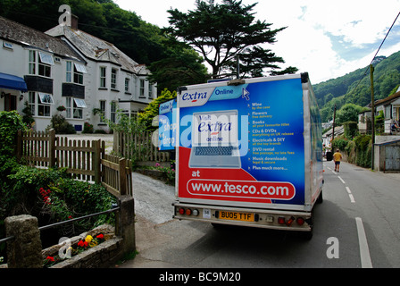 Un tesco van per la consegna al di fuori di una casa a polperro,cornwall, Regno Unito Foto Stock