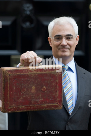 Il Cancelliere Alistair Darling sulla soglia del 11 Downing Street tenendo la casella di bilancio Foto Stock