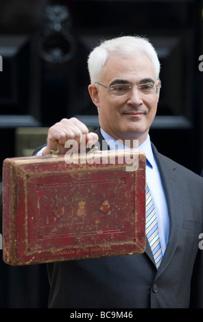 Il Cancelliere Alistair Darling sulla soglia del 11 Downing Street tenendo la casella di bilancio Foto Stock