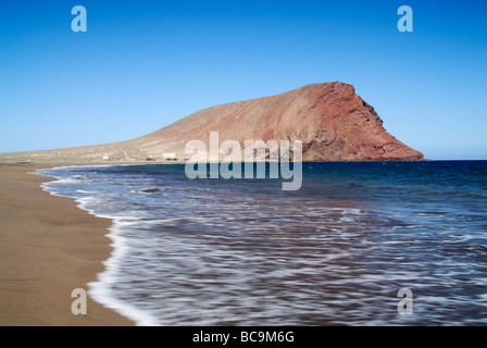 La spiaggia Tejita e Montaña Roja (rosso) di montagna vicino a El Medano a Tenerife nelle isole Canarie. Foto Stock