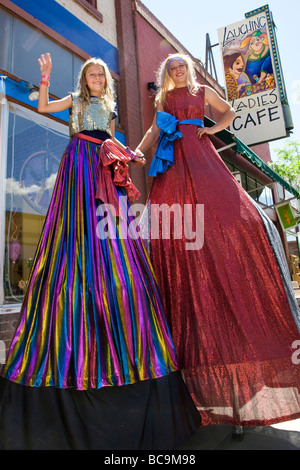 Artisti di strada agire durante la Passeggiata dell'arte un festival estivo annuale in Salida Colorado Foto Stock