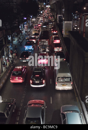 Il traffico su una autostrada a Bangkok, Thailandia, di notte Foto Stock