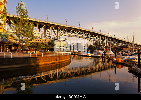 Promande e Piccola Marina a False Creek Granville Bridge Vancouver Canada America del Nord Foto Stock