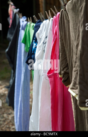 Stendibiancheria sulla linea di lavaggio Foto Stock