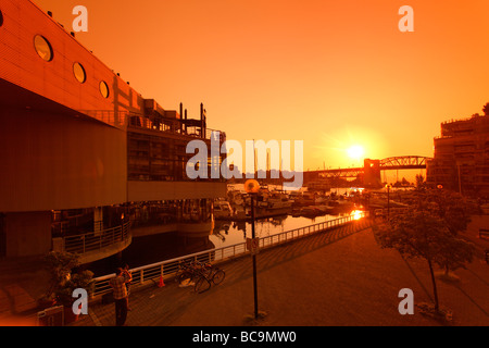 Tramonto a False Creek Yard Club Marina Burrard ponte città di Vancouver Canada America del Nord Foto Stock