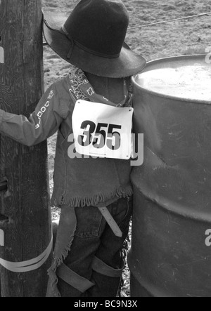 Little cowboy guardando rodeo, Colorado, STATI UNITI D'AMERICA Foto Stock