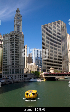 Il taxi acqueo sul Fiume di Chicago nel centro di Chicago, Illinois, Stati Uniti d'America Foto Stock