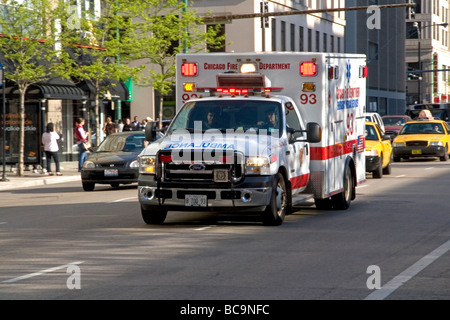 Ambulanza in downtown Chicago Illinois USA Foto Stock