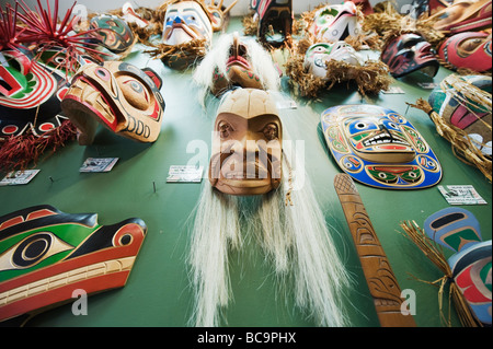 Prima Nazione arte aborigena a lavorare in un negozio di Gastown Vancouver British Columbia Canada Foto Stock