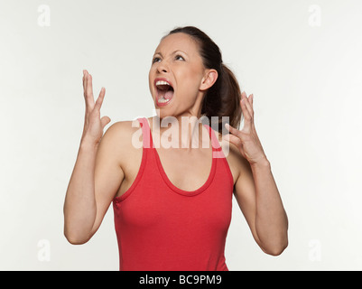 Carino donna espressiva isloated su sfondo bianco Foto Stock