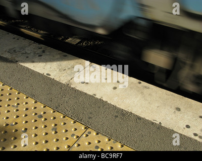 Dettaglio di un rapido movimento del treno sul binario in stazione Foto Stock