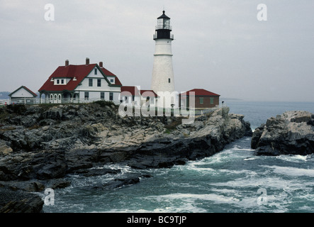 Onde si infrangono in Costa Atlantica di fronte a Portland Head Lighthouse George Washington 1791 MAINE Foto Stock