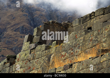 Bel portale della terrazza del 10 nicchie in rovine inca di Ollantaytambo Sacred Valley PERÙ Foto Stock
