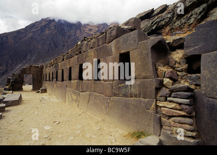 Terrazza del 10 nicchie nelle rovine di Ollantaytambo sono un ottimo esempio di INCA muratura in pietra Foto Stock