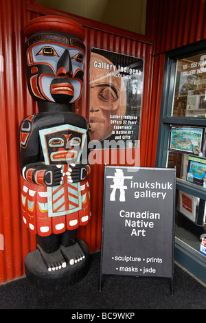 Inukshuk canadese Galleria di arte nativa del Totem Pole Granville Island città di Vancouver Canada America del Nord Foto Stock