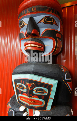 Inukshuk canadese Galleria di arte nativa del Totem Pole Granville Island città di Vancouver Canada America del Nord Foto Stock