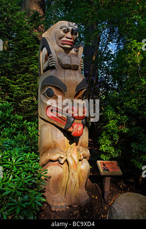 Il Totem Pole a Lynn Canyon vicino al Ponte Sospeso di Capilano Vancouver Canada America del Nord Foto Stock