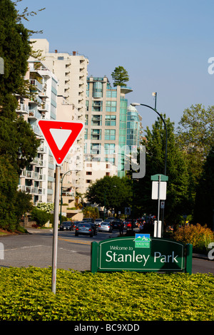 English Bay Westend Stanley Park segno albero sul tetto della città di Vancouver Canada America del Nord Foto Stock