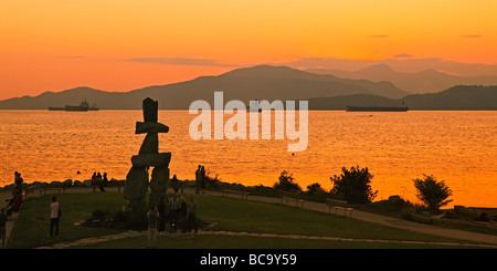 Il Inukshuk monumento in Sunset Park di English Bay simbolo olimpico Westend città di Vancouver Canada America del Nord Foto Stock