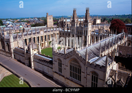 Hertford College, Oxford University, Inghilterra, Regno Unito visto dalla cima del St Mary's Tower viewpoint Foto Stock