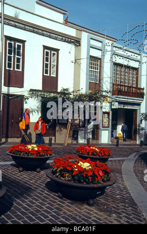 Walkers sulla piccola città capitale La strada principale di Valverde, El Hierro, la più remota delle isole Canarie Foto Stock