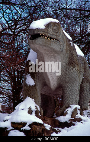 Modello di stile vittoriano di iguanodon Crystal Palace parco in inverno la neve nel sud di Londra Inghilterra REGNO UNITO Foto Stock