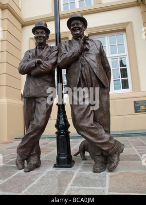 Statua commemorativa di Laurel e Hardy a Ulverston, Cumbria, Regno Unito Foto Stock
