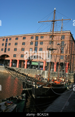Tall Ship ormeggiata presso la Albert Dock, Liverpool, Merseyside, Regno Unito Foto Stock