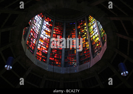 Vetro colorato nella guglia di Liverpool Cattedrale Metropolitana di Cristo Re, Merseyside, Regno Unito Foto Stock