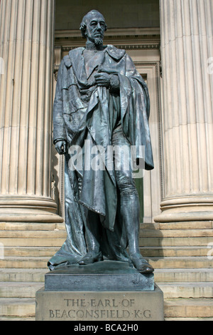 Statua di Benjamin Disraeli in piedi di fronte a colonne corinzie presso il St George's Hall, Liverpool, Merseyside, Regno Unito Foto Stock