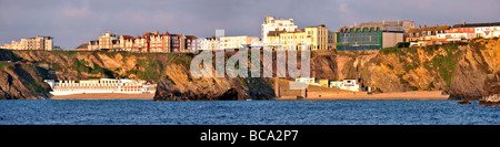 NEWQUAY, CORNWALL, Regno Unito - 10 GIUGNO 2009: Vista panoramica di Tolcarne Beach e Lusty Glaze Beach alla luce del sole serale Foto Stock