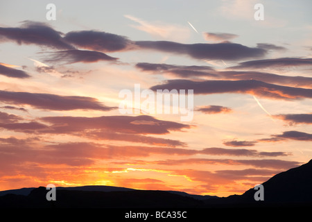 Un aereo attraverso il tramonto nuvole sopra Ambleside Cumbria Regno Unito Foto Stock