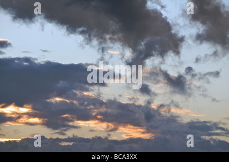 Nuvole temporalesche raccolta su una sera d'estate Foto Stock