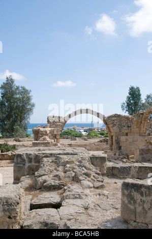 Cipro Pafos sito archeologico del XIII secolo Saranda Kolones castello il porto e la baia in background Foto Stock