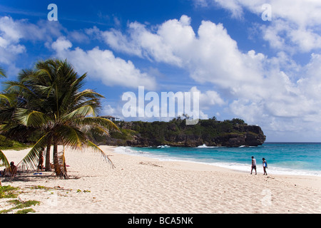 La gente camminare lungo la spiaggia di Fallo Bay, Barbados, dei Caraibi Foto Stock