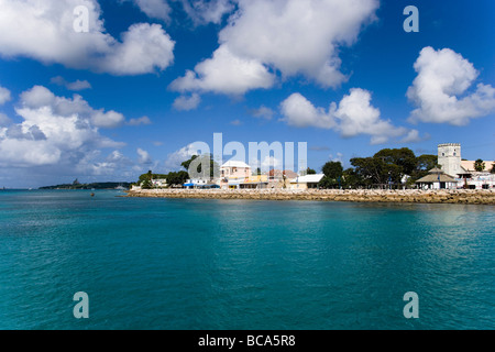 Vista lungo la linea costiera di Speightstown, Barbados, Caraibi Foto Stock