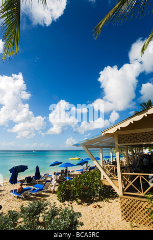 Persone relax in spiaggia, Mullins Bay, Speightstown, Barbados, Caraibi Foto Stock