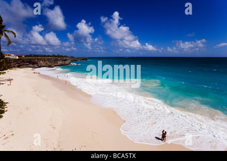 Matura in piedi di spruzzo dell'Oceano Atlantico a fondo Bay, St. Philip, Barbados, Caraibi Foto Stock