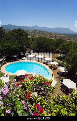 Vista sulla piscina di Taita Hills Lodge, Taita Hills in background, costa, Kenya Foto Stock